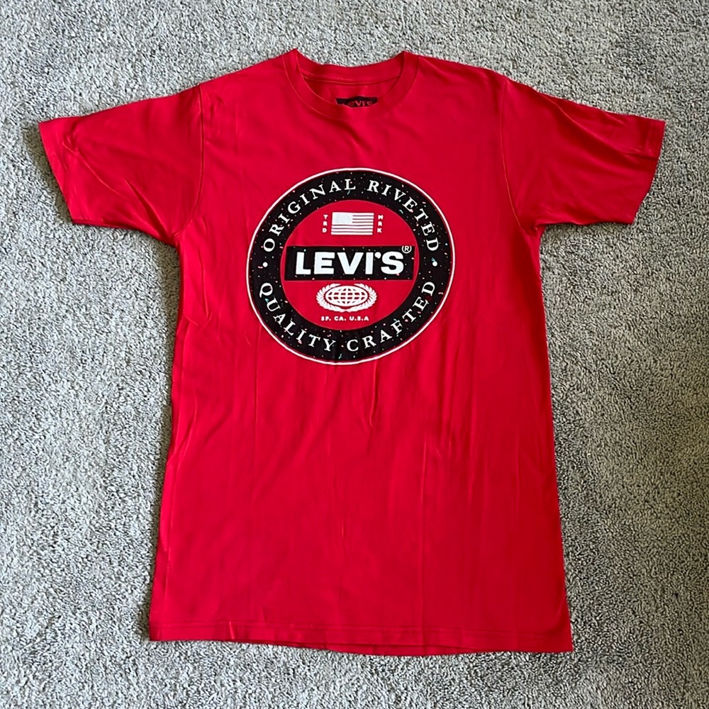 Men’s Levi’s graphic tees